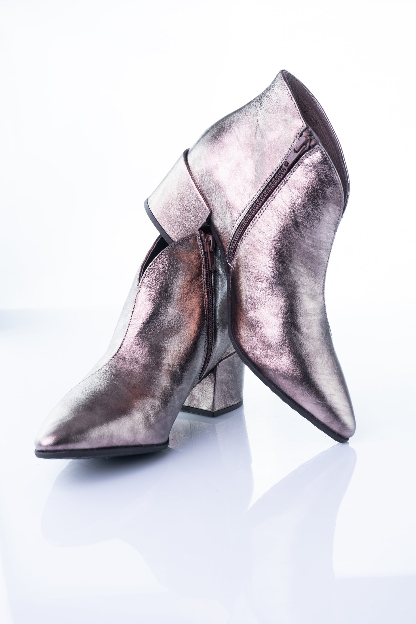 Wonders G-7120 – Black Croc-Embossed Kitten Heel Boot