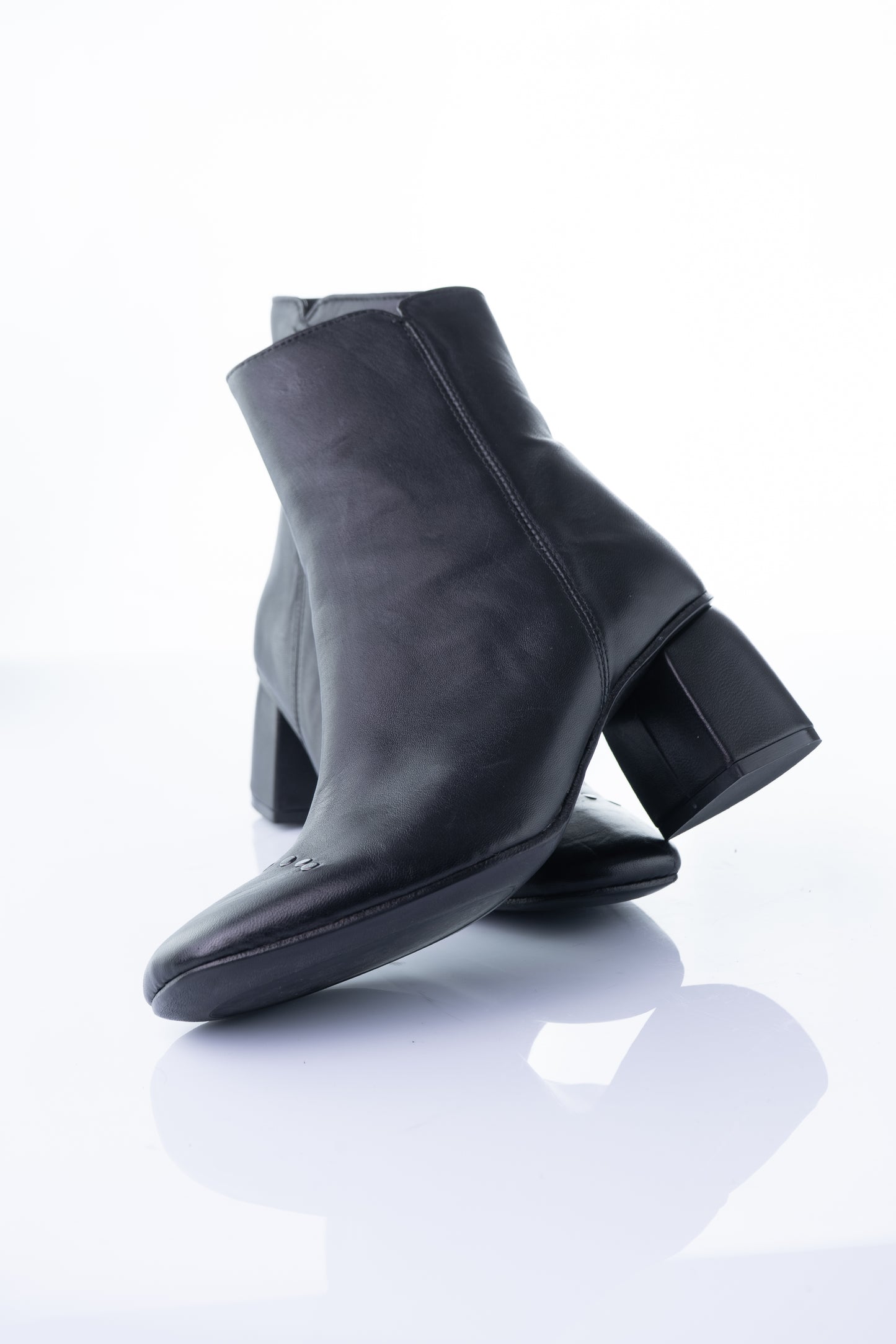 Kudetà 524702 – Black Mid-Heel Leather Boot