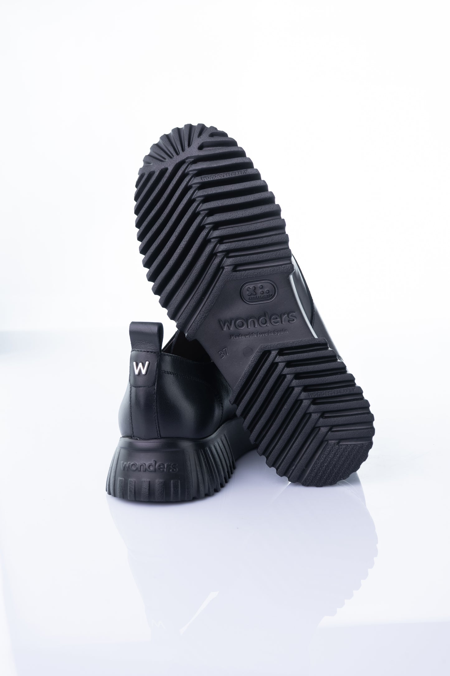 Wonders A-4401 – Black Leather Chunky Derby