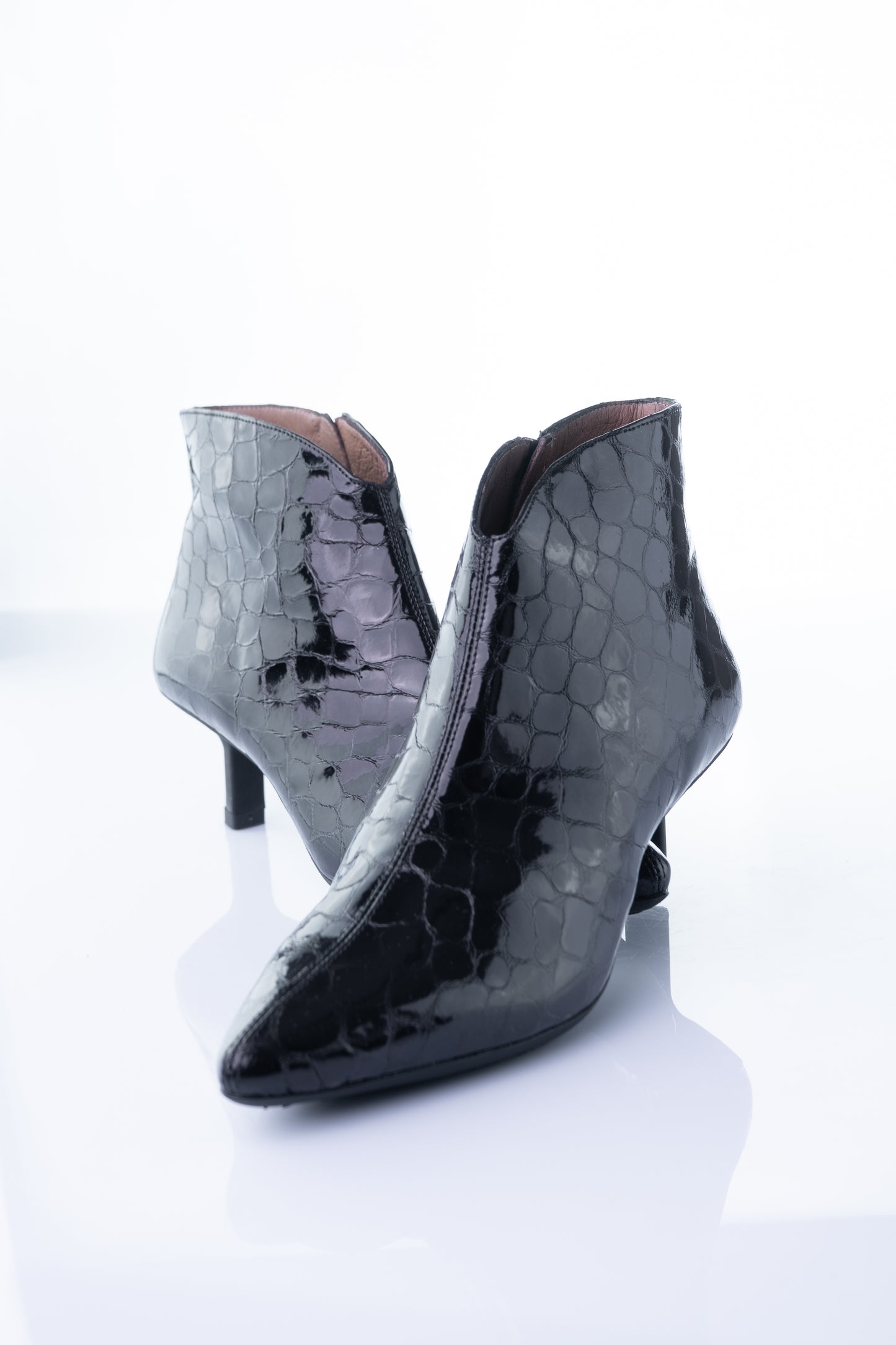 Wonders G-7120 – Black Croc-Embossed Kitten Heel Boot