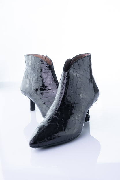 Wonders G-7120 – Black Croc-Embossed Kitten Heel Boot