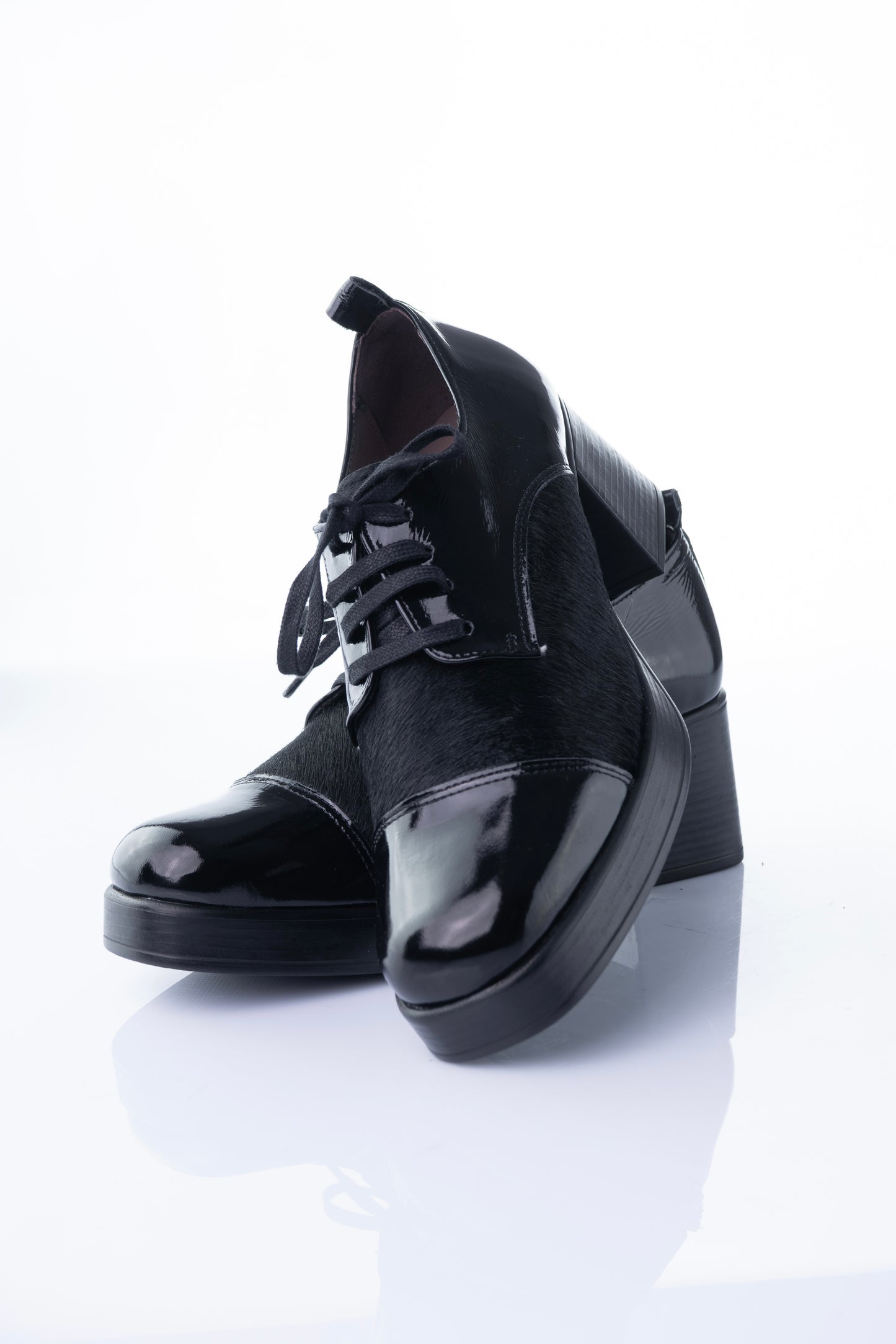 WIKERS Q-237 – Black Patent Leather Textured Heeled Derby Shoe